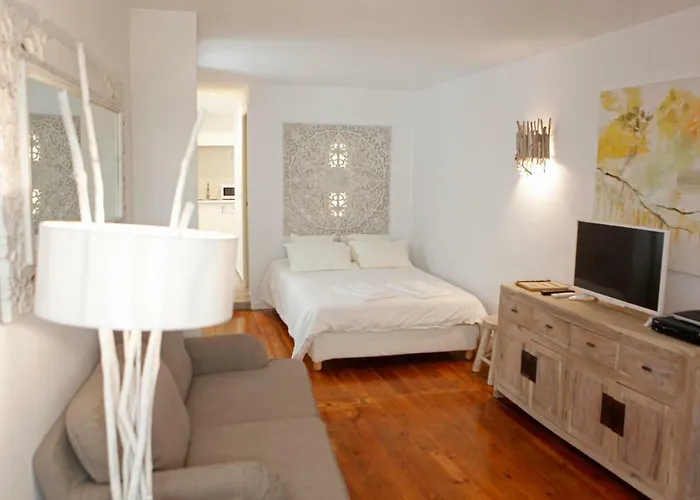 Deluxe First Floor Studio
